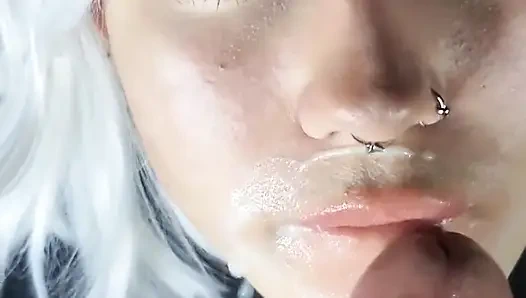 Tüm döl çıkana kadar onun yarağını emmeyi seviyorum!