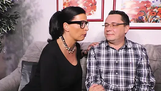 Çiftler orta yaşlı seksi kadınlarla üçlü seks yapıyor tam derleme