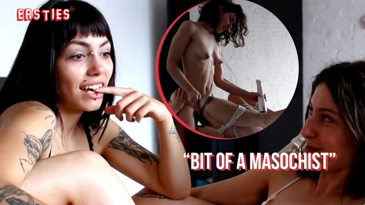 Ersties - Fox ve Sloan takma yarakla sapık lezbiyen eğlencesi yaşıyor