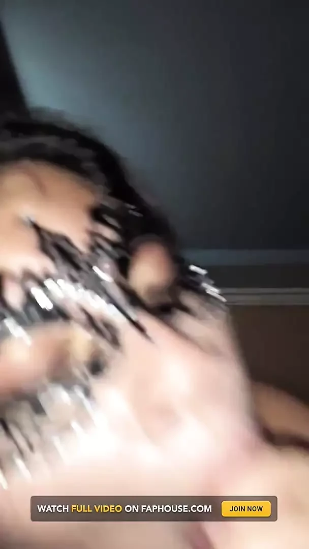 Молодая девушка накачивает молоко от старика