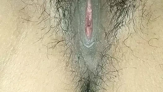 Hindi çıplak kız parmak ona ıslak kedi