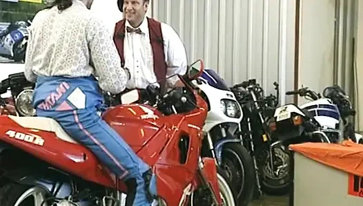 Motogp Alman kız salonda sikiliyor