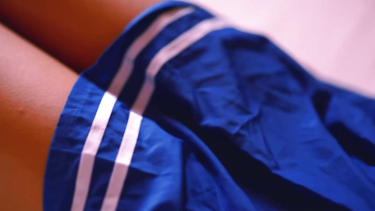 Genç 18+ komşu, eşleri tatildeyken odasında yaşlı komşusunu baştan çıkarıyor.