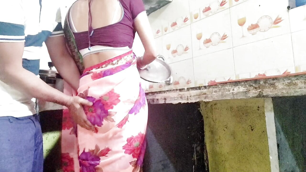 Desi maid ne bartan dhone ke bahane apane Malik ke sath chud gahi