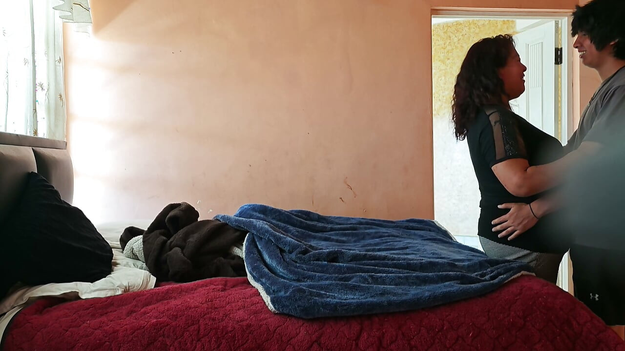 Fazla vaktim yok, beni hızlı ve sert sik! Arkadaşımın üvey annesiyle birlikteyim