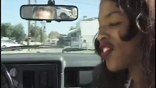 Adam motel odasında ona oral seks yapmak için zenci fahişeyi alıyor