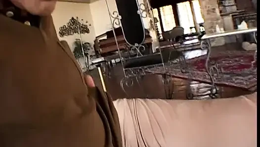 Üniversiteli kız komşularını görmek için eve geliyor ve ona sakso çekmeye karar veriyor