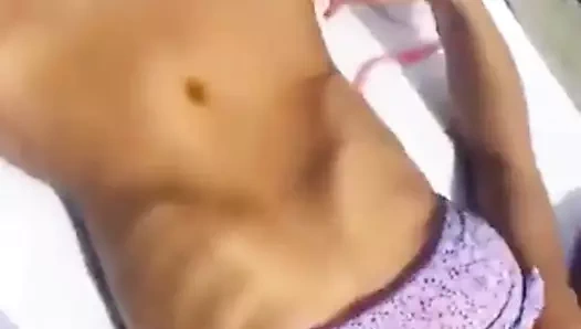 Joy corrigan ve plajda bikinili esmer arkadaş