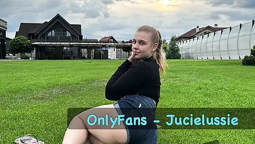 Diş fırçası jucielussie ile baş aşağı mastürbasyon yapıyor ve sikişiyor