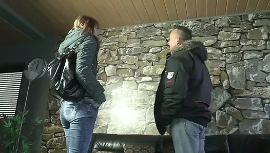 Sürtük orta yaşlı seksi kadın sikiliyor ve ağzına boşalıyor