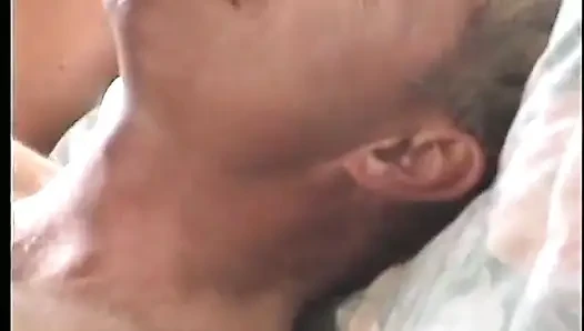 İki beyaz adam uzun bacaklı bir çikolata piliçle paylaşıyor