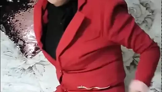 Bir fantezin var! Sekreterin sana dans ediyor, sonra da dansa devam edecek...