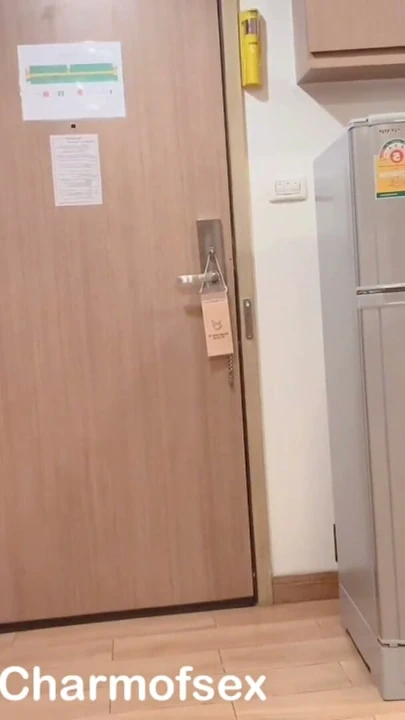 Otel kapısını aç ve üniformalı güzel bir kızla eğlen. | Bölüm 1