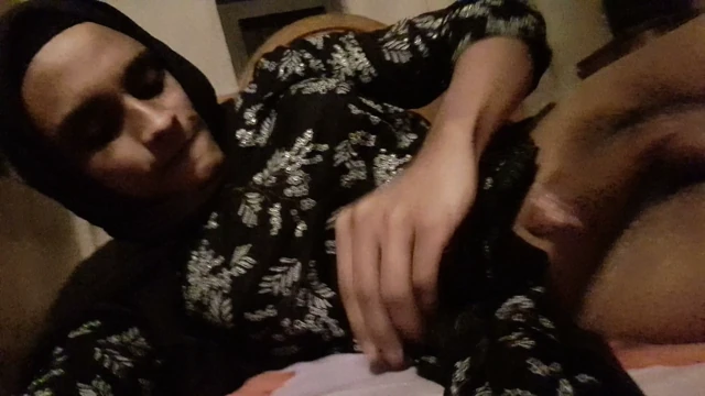 Desi hijabi sissy crossdresser handjob ve göt deliğine parmak sokma