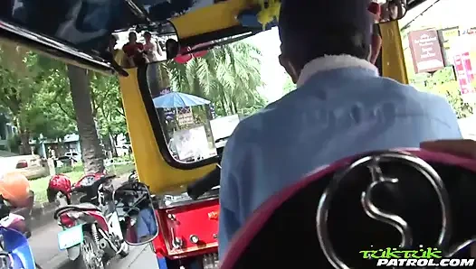 Sıska Taylandlı Asyalı her iki delikten sikiliyor