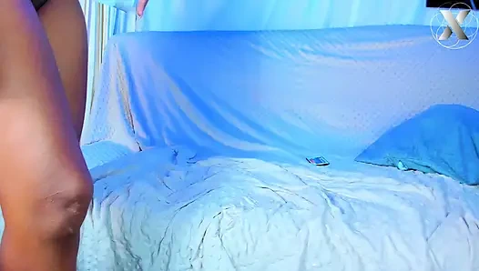 Çifte penetrasyon dildo iki azgın lezbiyen tek bir uzun oyuncağı paylaşıyor