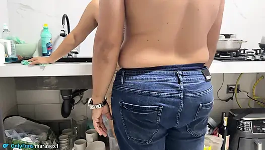 MATURE STEPMOM OF GRNAN ASS VERY HORNY IN THE KITCHEN