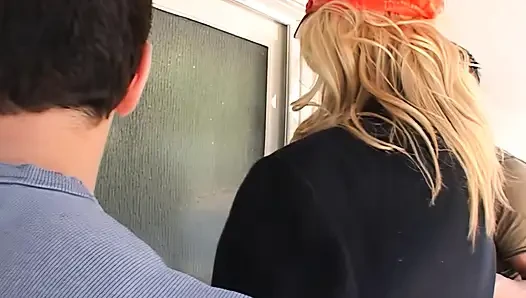 Büyük zenci ıslak deliklerini genişlettikten sonra genişleyen anal rosebud sarkıyor