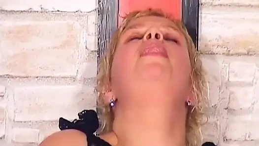 Baskın orta yaşlı seksi kadın itaatkarını yoğun fışkırtmaya itiyor