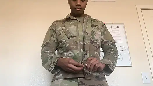 Büyük zenci asker üniformasını çıkarıyor ve boşalıyor