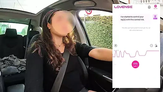 Bilinmeyen bir hayran lovense oyuncağımı kontrol ediyor ve arabanın kontrolünü kaybetmeme neden oluyor!