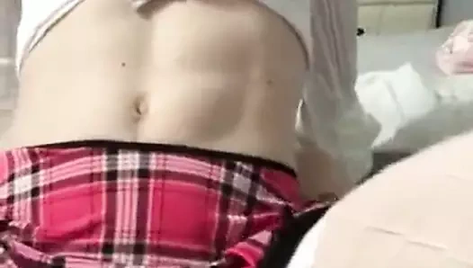 Femboy gf'nin kayışı üzerinde sürmek (okul çocuğu sissyboy)