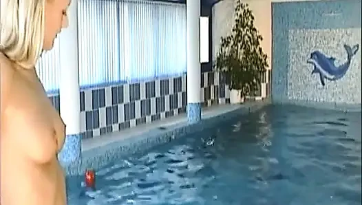 Dövmeli sarışın Alman orta yaşlı seksi hatun klasik sahnede anal seks yapıyor