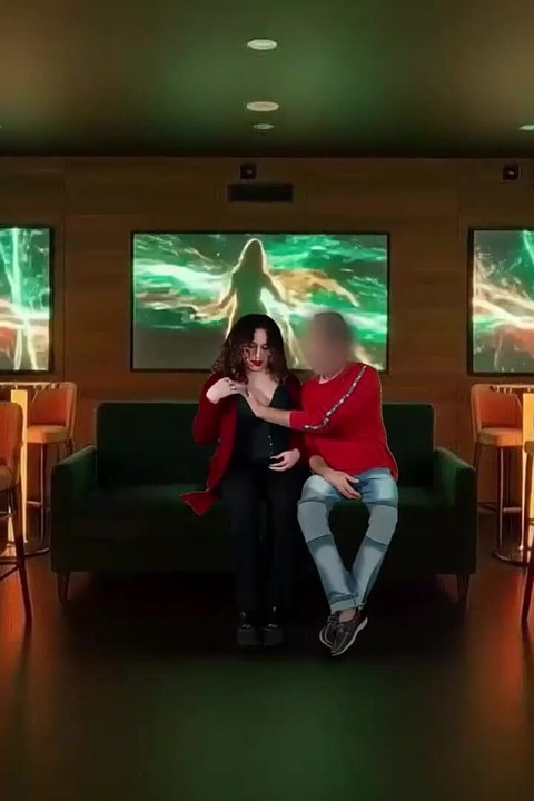Ben Karaoke Kulübü Yöneticisiyim Ve Eşim Her Şeyi Çekiyor
