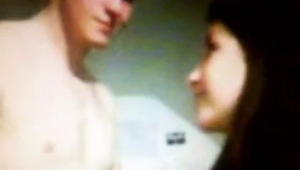 Dumb livecamgirl2 alır onu yüz tükür üzerinde