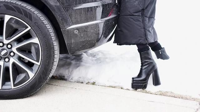 Yardım et, arabam karda mahsur kaldı.