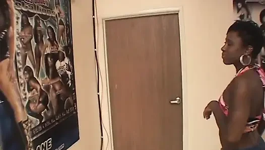 İnce zenci sürtük ofiste bir adama amını yalatıyor