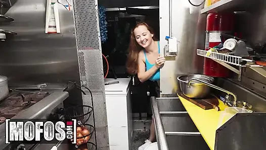 Mofos - yığılmış genç kırmızı Eviee koca yaraklı burrito kamyon işçisiyle erkek arkadaşını aldatıyor ve göğüslerine büyük bir döl alıyor