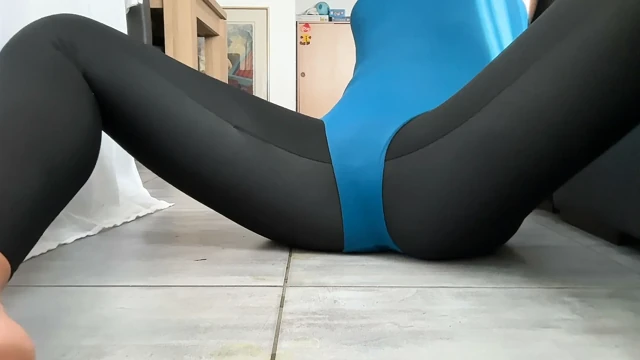 Süper femboy götü spandeks içinde