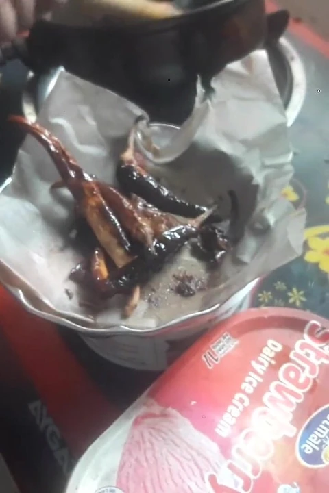 Трахаю горничную, пока она готовит