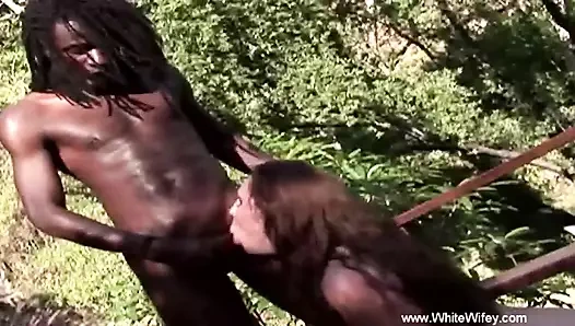 beyaz karısı seviyor sadece siyah horoz