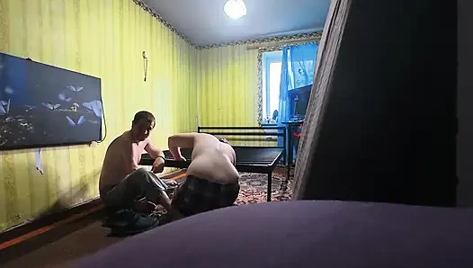 Kamera arkası, kesilmemiş. Yeni bir seks yatağı inşa ediyoruz