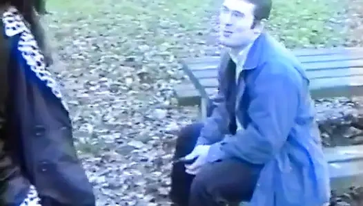 Bir yabancıyı erkek arkadaşının önünde sikmek için eve götüren çok sürtük bir zenci kız.