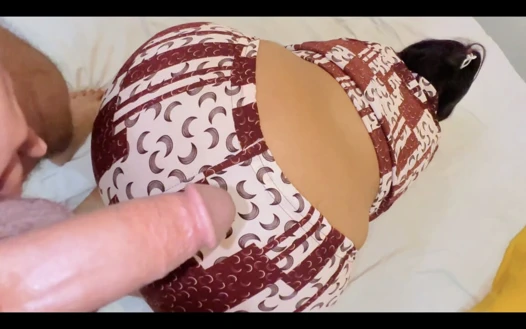 Moti gand vali mallu ateşli üvey anne yatakta dinlenip porno video izlerken oğlunun arkadaşı tarafından sikiliyor