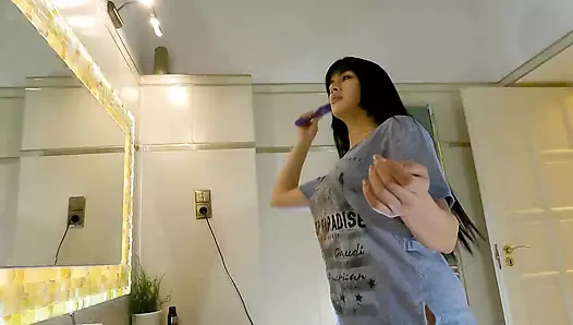 Ateşli seksi süper ateşli büyük memeli büyük götlü esmer bebek banyoda külotunu çıkarıyor