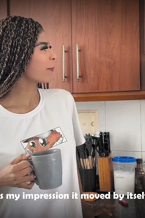 Gina, hayaletin aşık olan penisini emiyor, böylece onu işkence etmeyi bırakıyor
