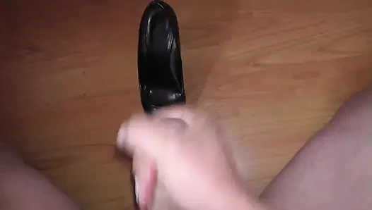 KARıMıN AYAKKABıLARıNA BOŞALIYORUM