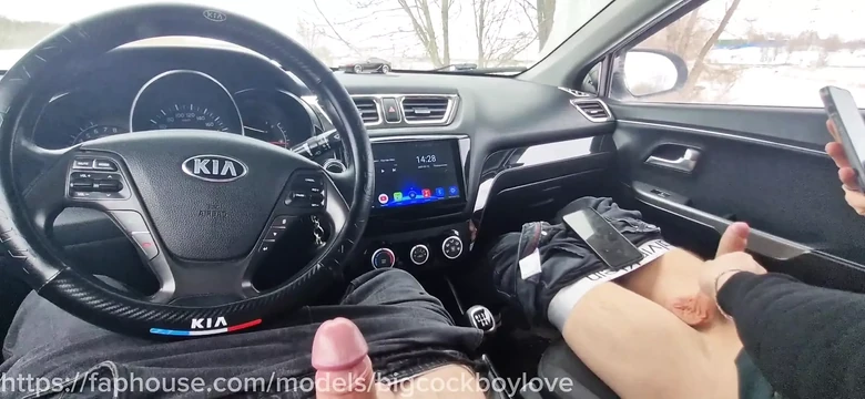 Школьника-дальнобойщика жестко трахнули на глазах у всех