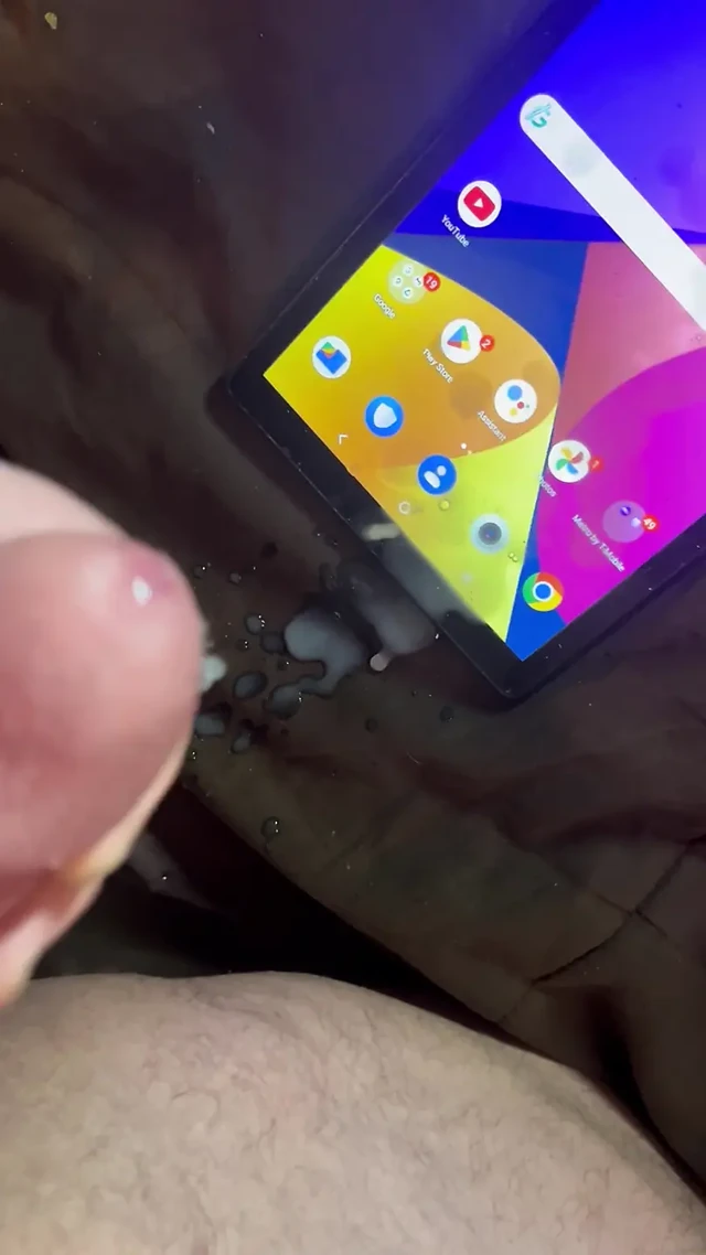 Bir kadın için haraç videosu çekiyor