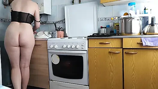 Arkadaşımın üvey annesinin poposunu istiyorum, mutfakta yemek yapmasını çok seviyorum