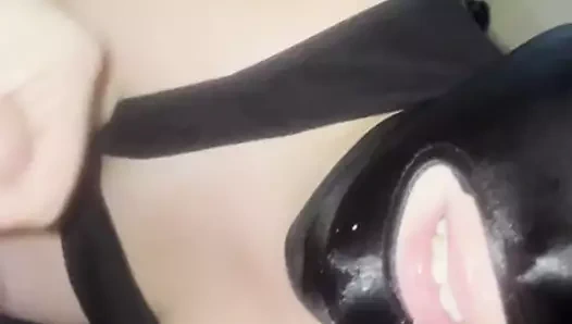 Baba kız memnun etmek için her şeyi yapar