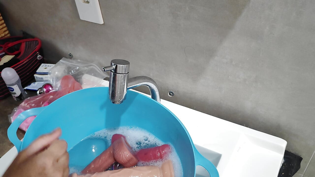 Kamera kızı günlük hayatını gösteriyor, konuşuyor ve oyuncakları temizliyor