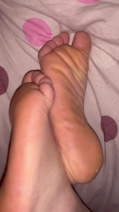 Обязательный для обмена момент из "Сперма на ступнях, красивые подошвы"