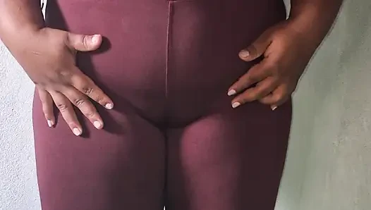 Arkadaşımın ateşli annesi spor salonuna gitmek için tayt giyiyor