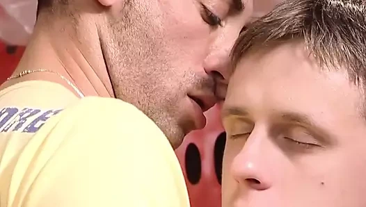 Seksi adamlar şantiyede sert anal eğlencenin tadını çıkarıyor