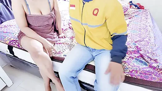 Курьер посылки на арендованной милфе, которая одинока